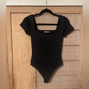 Aritzia - Babaton - Contour Squareneck Shortsleeve Bodysuit in Black